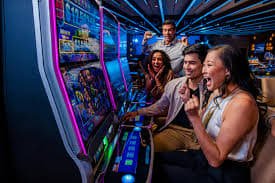 Pemain menikmati taruhan sepak bola dan slot online di receh888 melalui ponsel